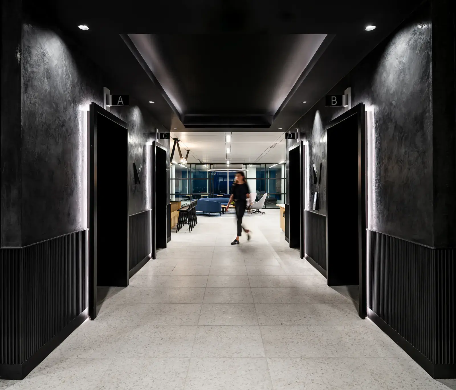 Illuminated arrival corridor connecting the reception to the workplace