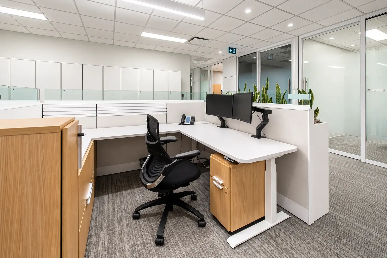 Osler workstation area with task seating and glazed perimeter rooms
